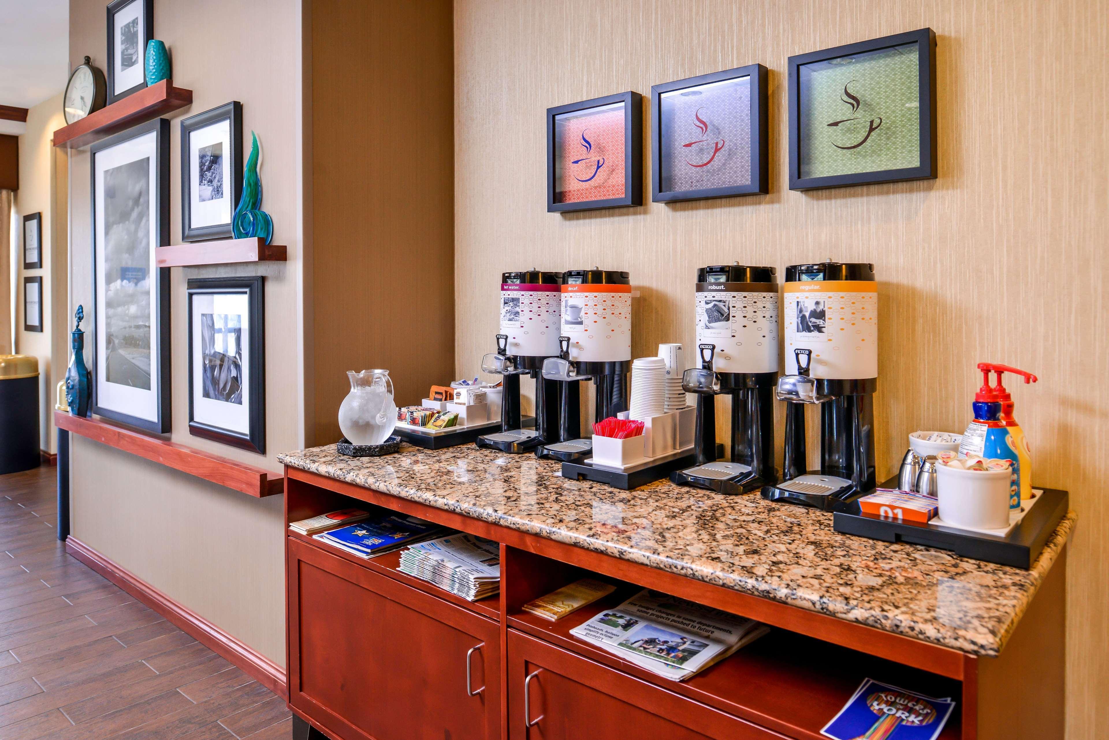 Hampton Inn York Bagian luar foto
