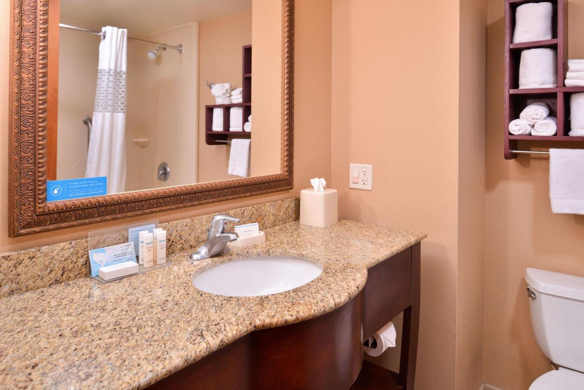 Hampton Inn York Bagian luar foto