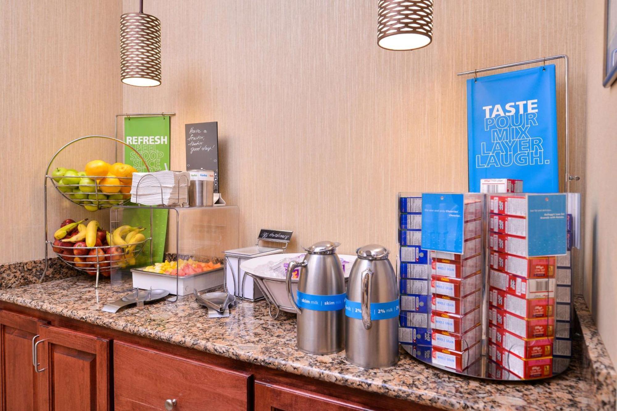 Hampton Inn York Bagian luar foto