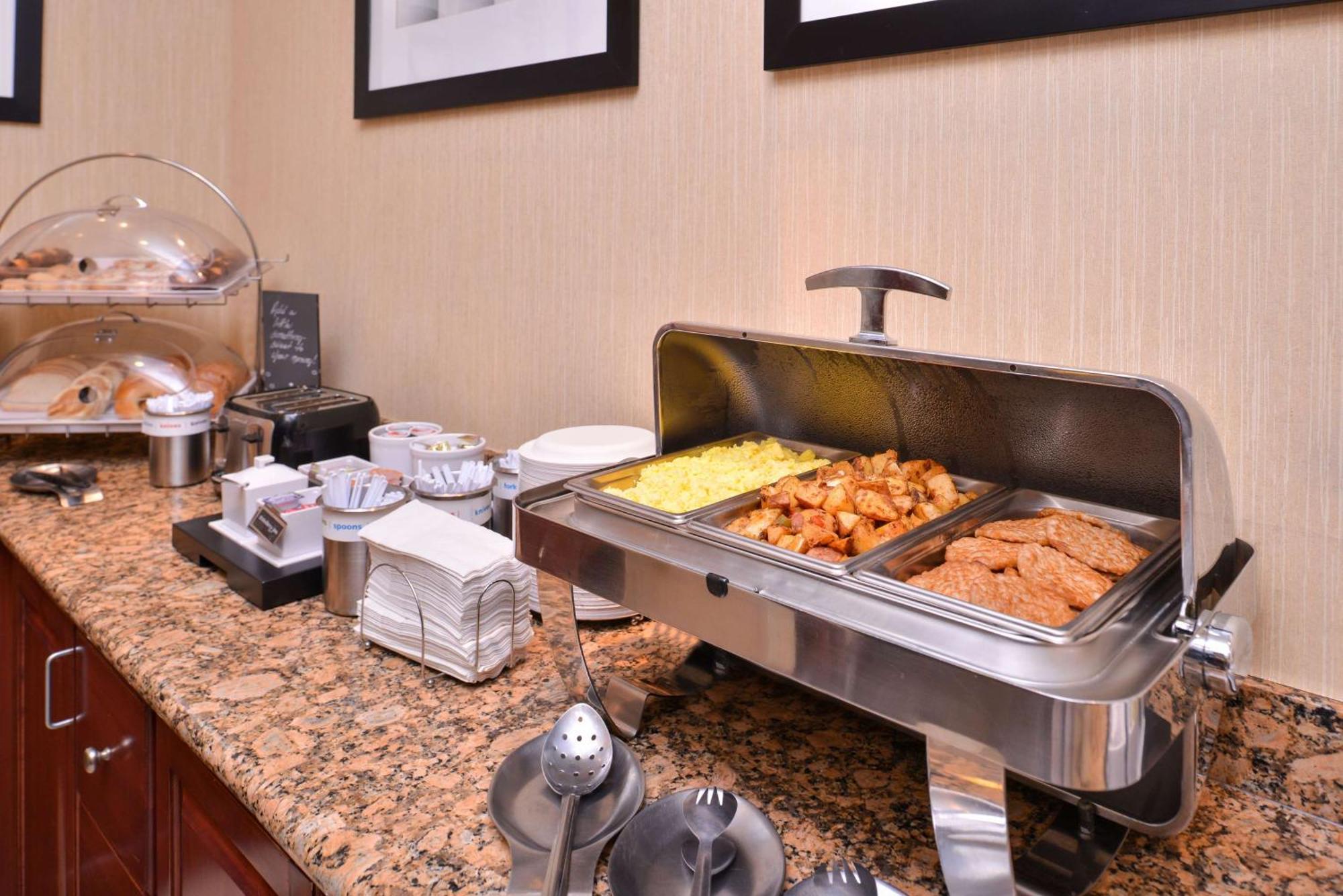 Hampton Inn York Bagian luar foto