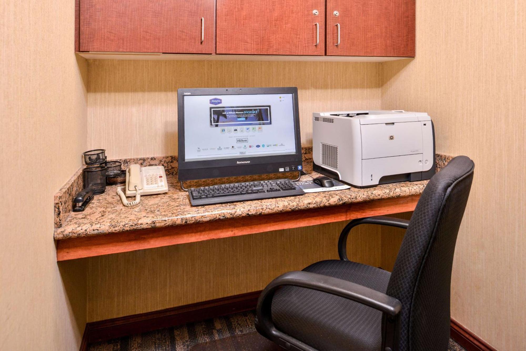 Hampton Inn York Bagian luar foto