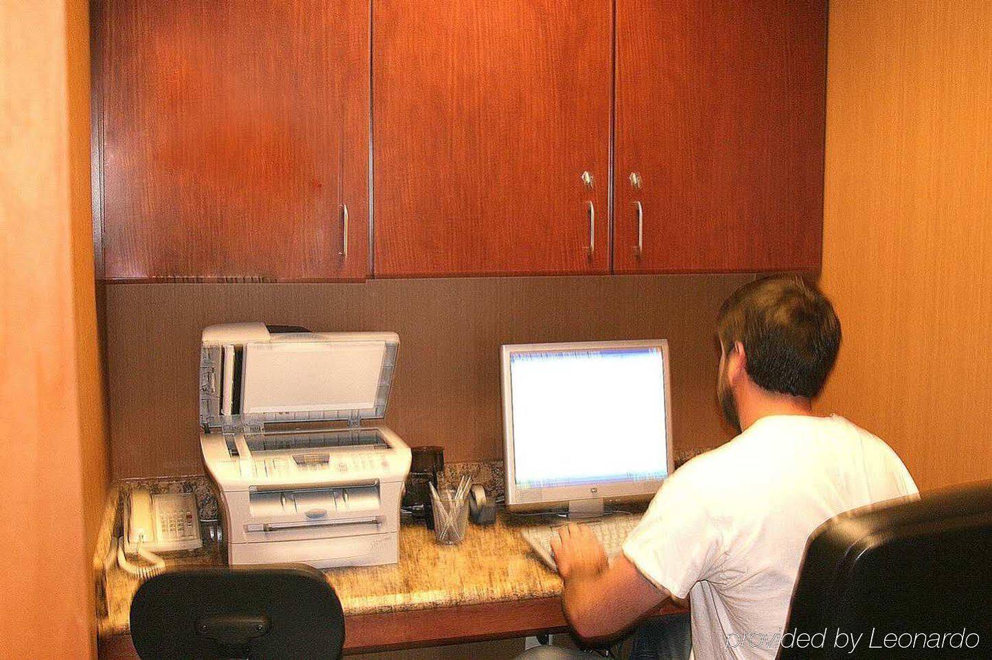 Hampton Inn York Bagian luar foto