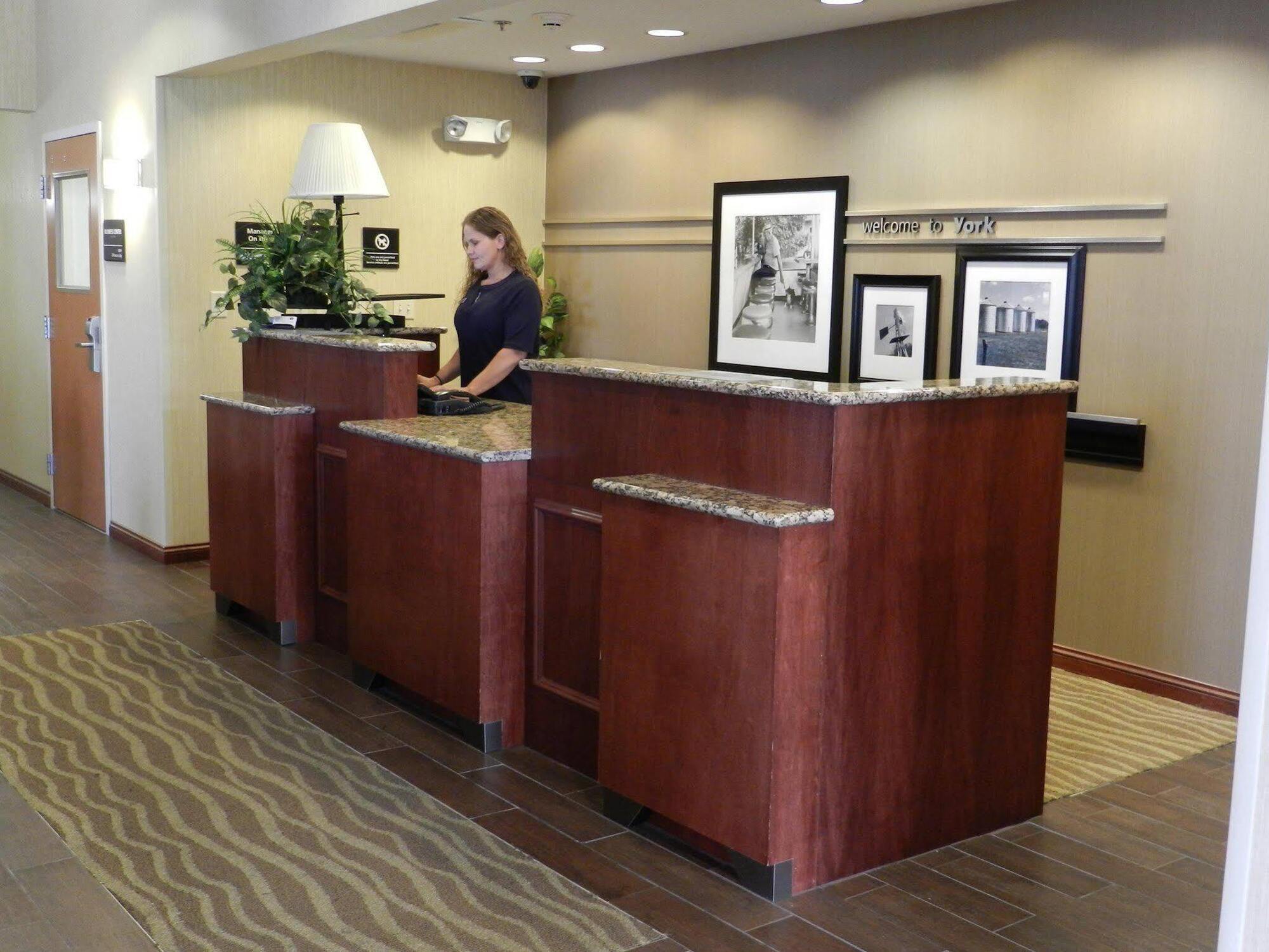 Hampton Inn York Bagian luar foto